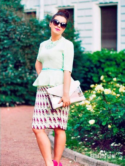 10款印花半身裙美搭,绽放光彩吸眼球