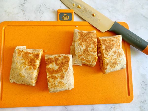 芝士泡菜火腿蛋卷饼和芒果酸奶