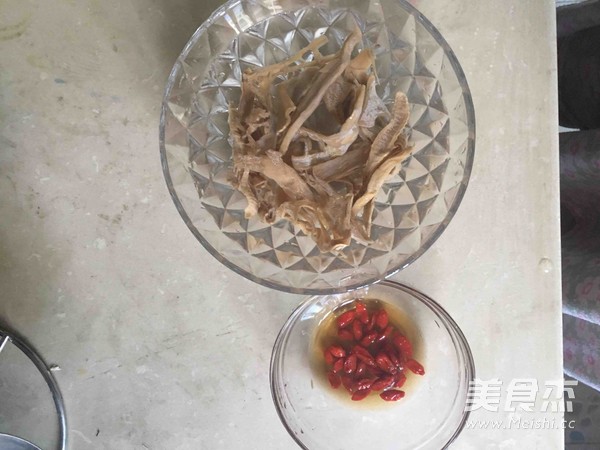 椰盅炖排骨的做法