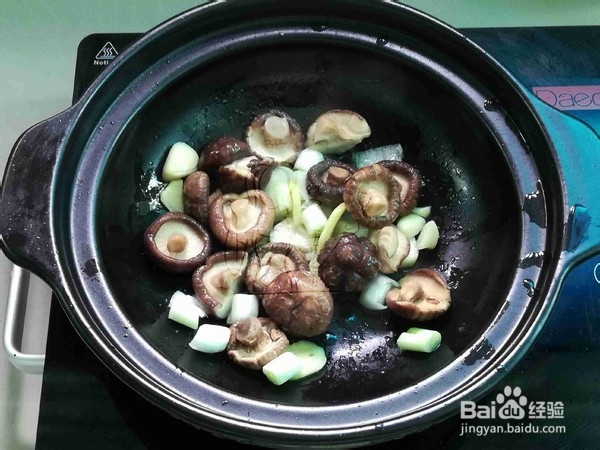 家常菜香菇豆腐焖鸡翅