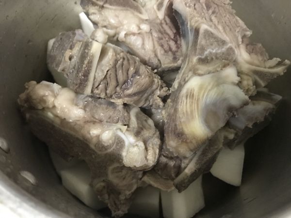 白萝卜牛脊骨汤