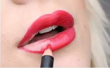 哑光红唇妆画法步骤