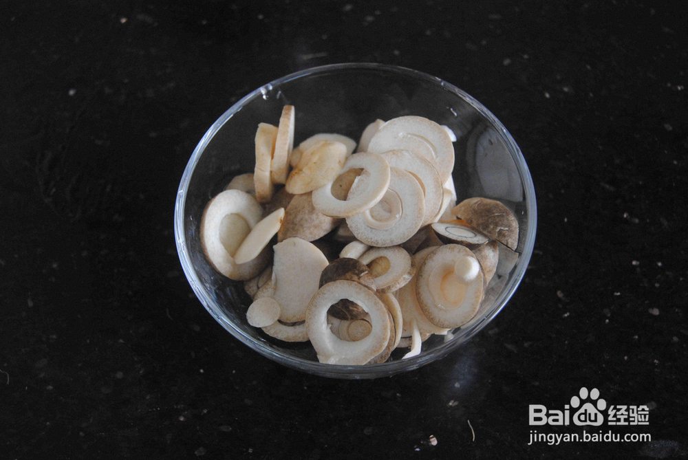 简单好吃的草菇肉酱面