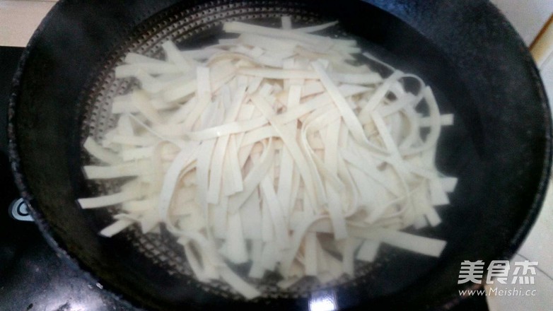 韭菜炒千张的做法