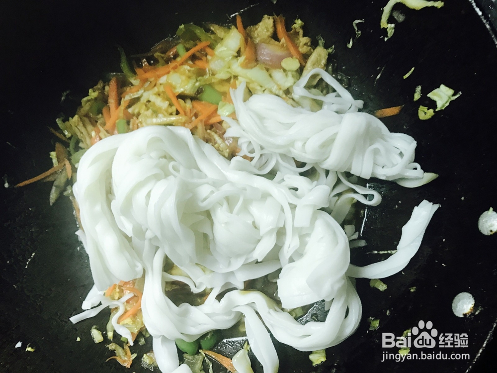 如何快速制作炒河粉