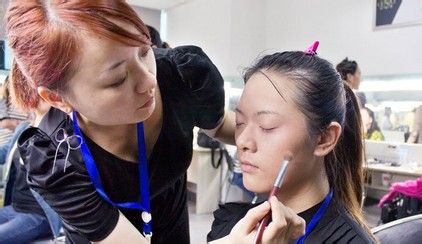 怎样画夜上海复古红唇妆