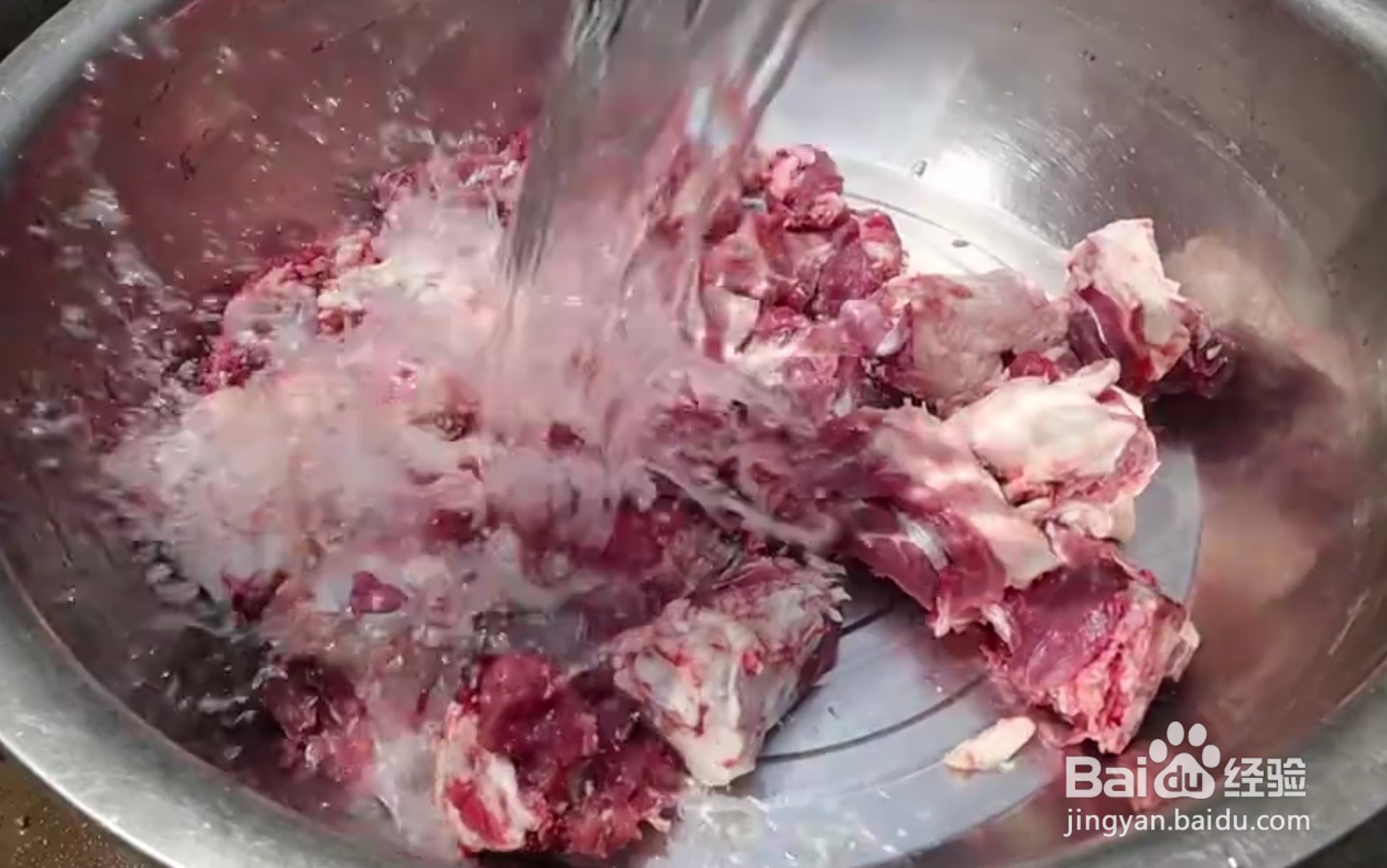 如何做酱大骨头？