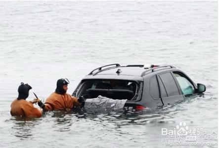 怎么在车里落水自救