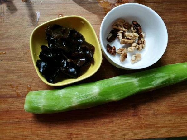 桃仁木耳拌莴笋