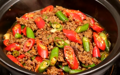 如何做美味牛肉茄子豆腐煲?