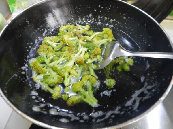 西兰花烧玉米肠