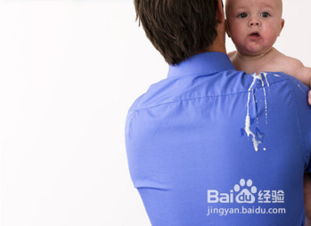 新生儿拍出嗝快的方法