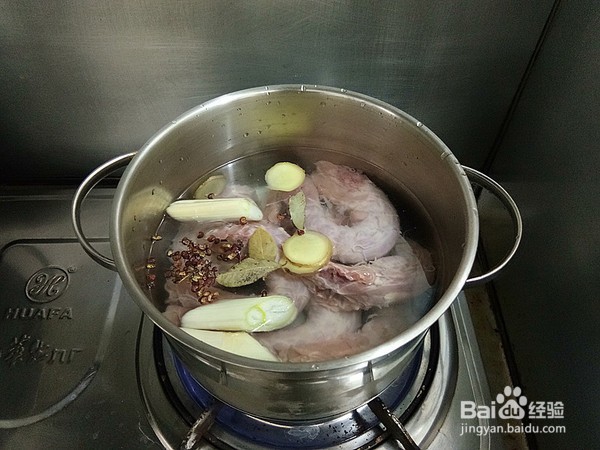 如何制作麻辣吮指鸡脖