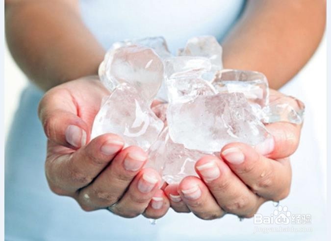 如何用冰块去除衣服上的皱褶