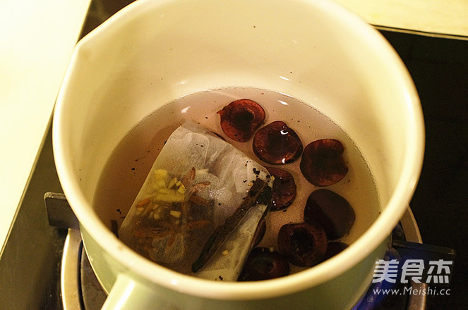 炸布里奶酪配香料樱桃