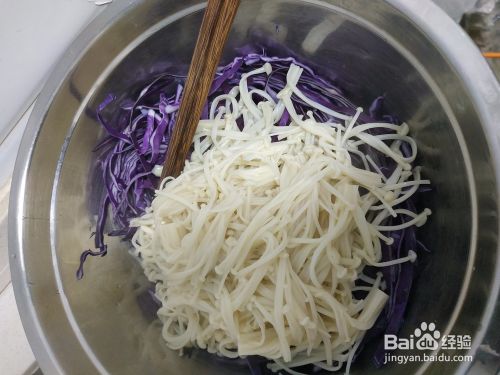 如何制作简单美味的快手菜金针菇凉拌紫甘蓝