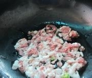 油豆腐炒肉的做法