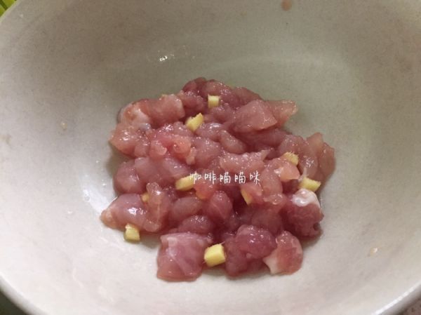 猪肉鸡蛋拉肠粉