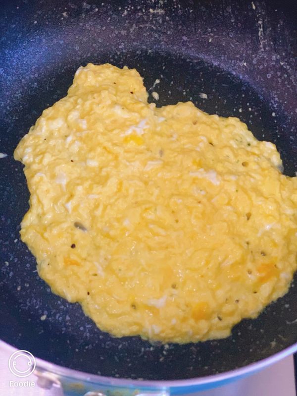 超快手牛油果滑蛋开放三明治