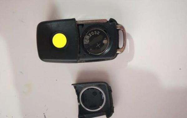 迈锐宝XL钥匙怎么换电池，拆不开。还有首保应该3个月3000公里还是半年5000公里