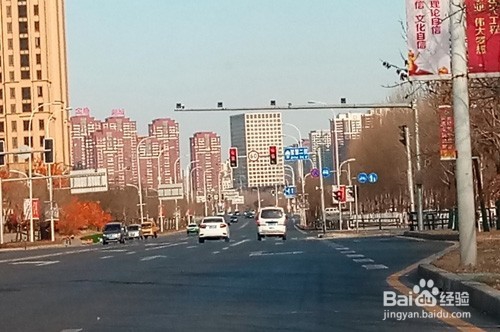 驾驶新手，遇前方红灯如何减速踩刹车？