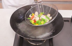 怎样做草菇彩椒烩芦笋