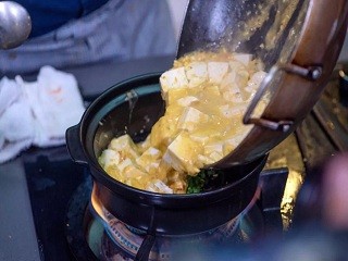 蟹黄豆腐煲怎么做？