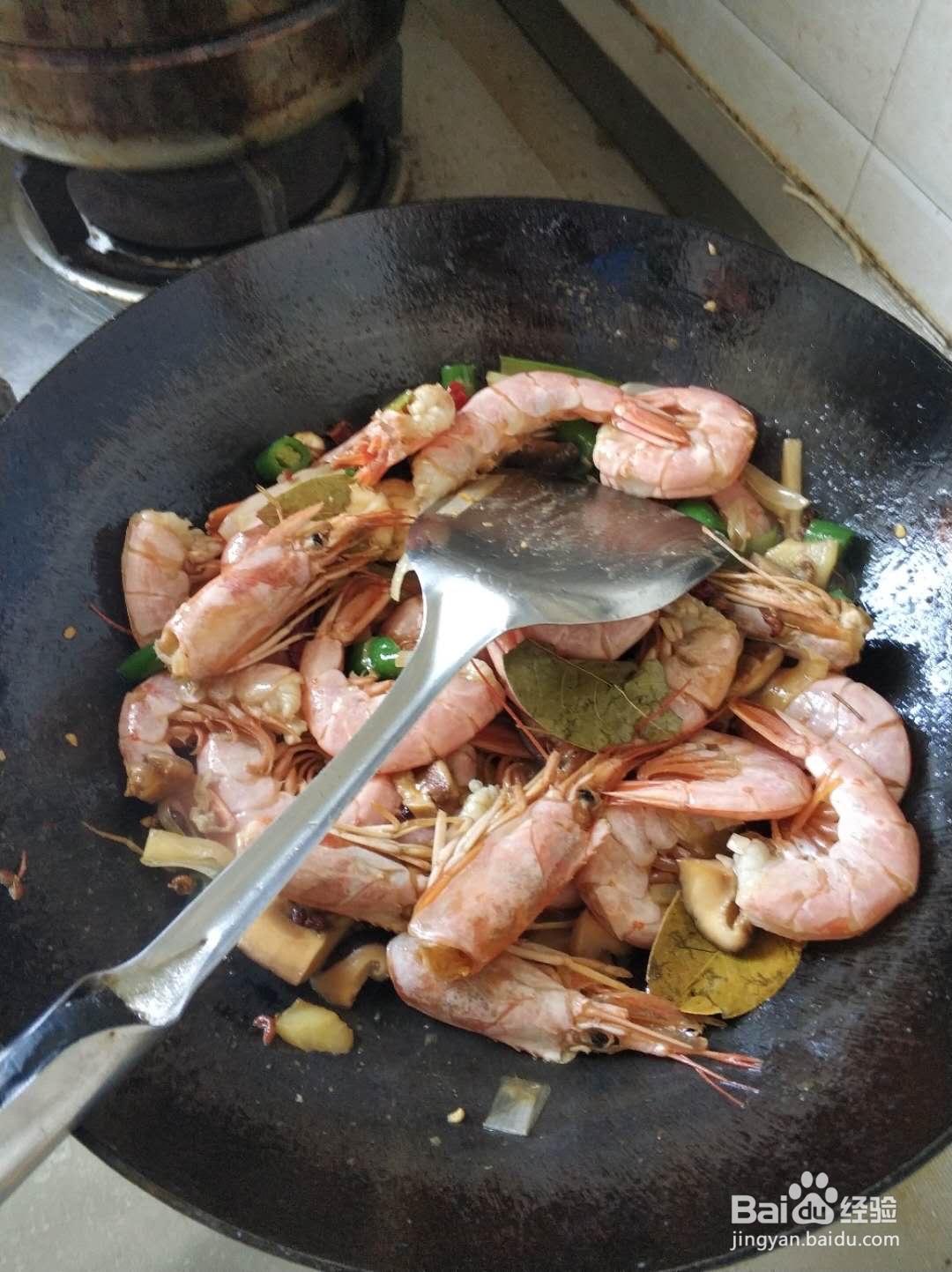 家庭版香菇炒大虾的做法