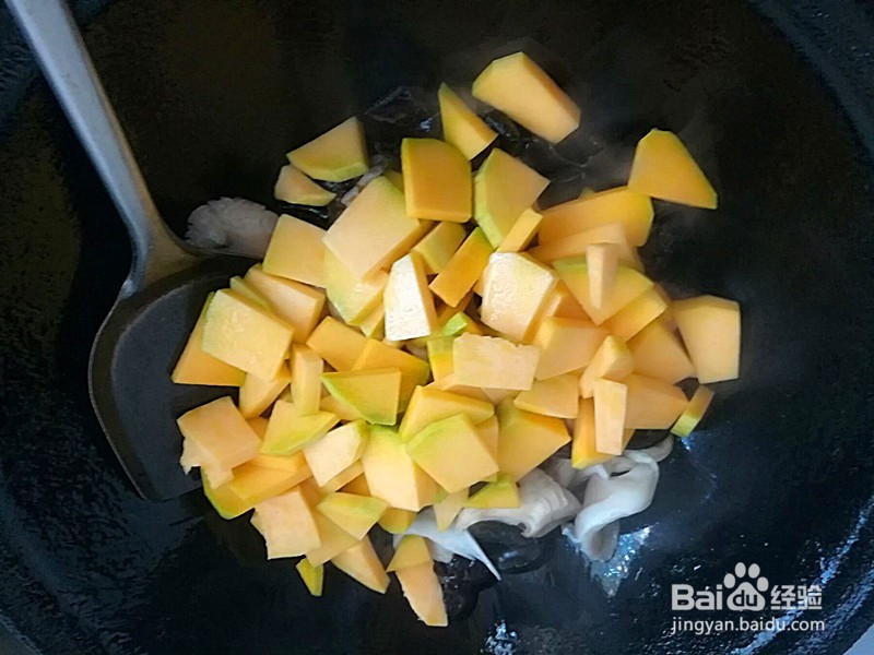 怎么做营养好吃的蘑菇黑木耳嫩南瓜