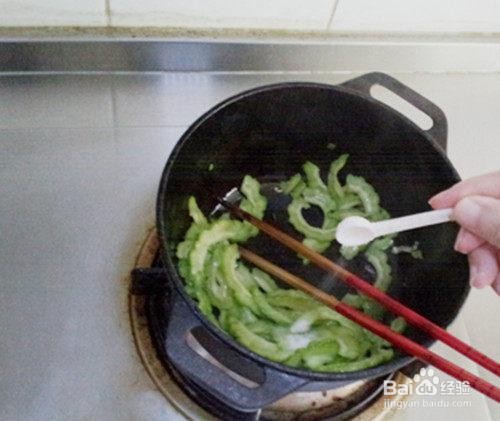 苦瓜炒鸡蛋的制作