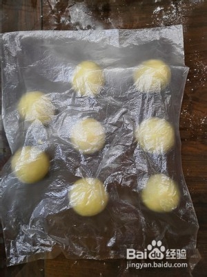 健康养生佳品草莓椰丝奶油包的做法