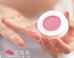 善用手指是使用霜状腮红的重点