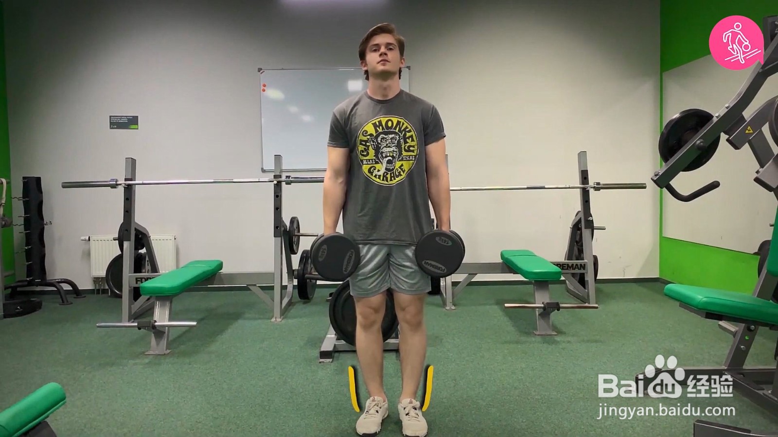 这个哑铃耸肩的动作，练好了穿什么都好看！