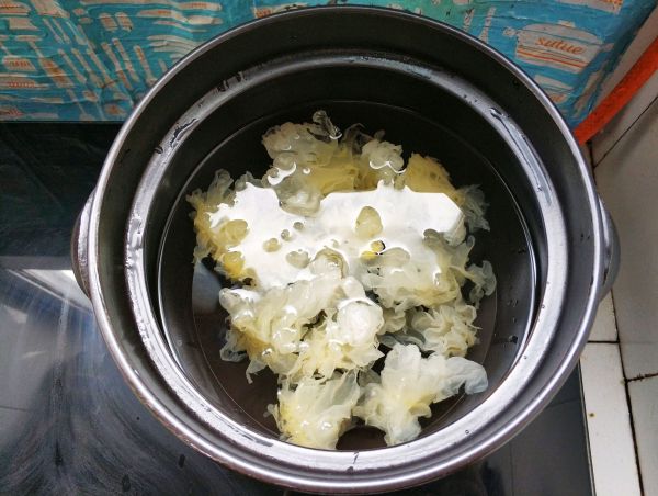 冰糖银耳雪梨汤