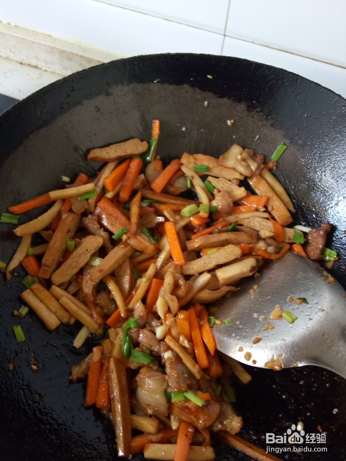 五花肉炒杏鲍菇豆干
