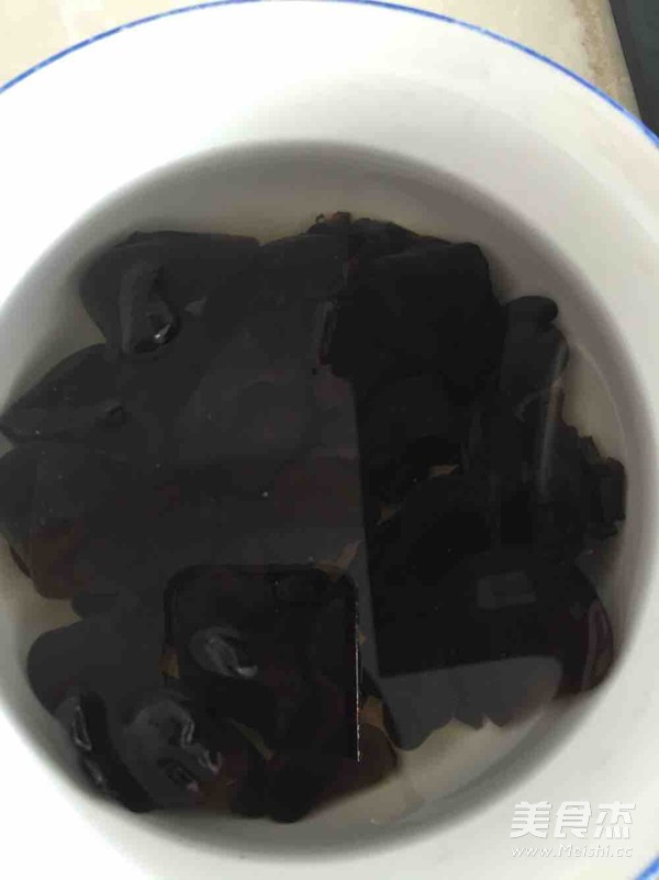 芹菜炒鸡肉的做法