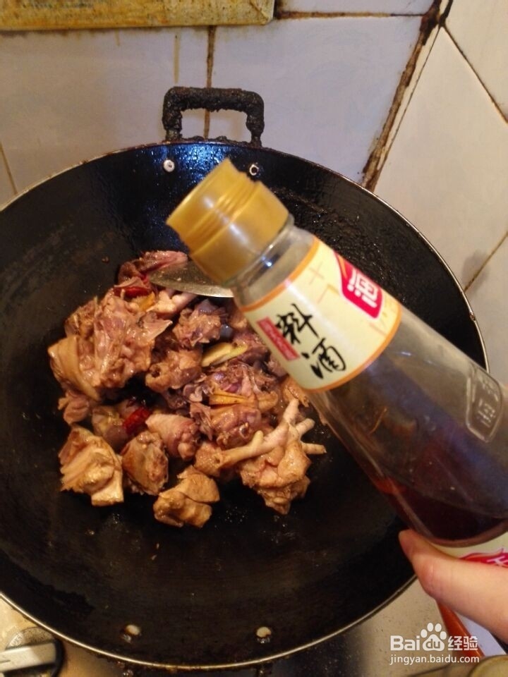 怎样制作公鸡烧板粟？