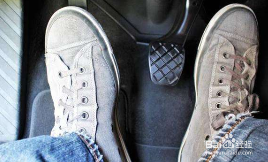 手动挡汽车起步怎么办