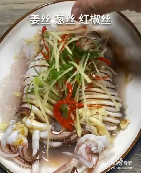 如何制作鱿鱼蒸粉丝？