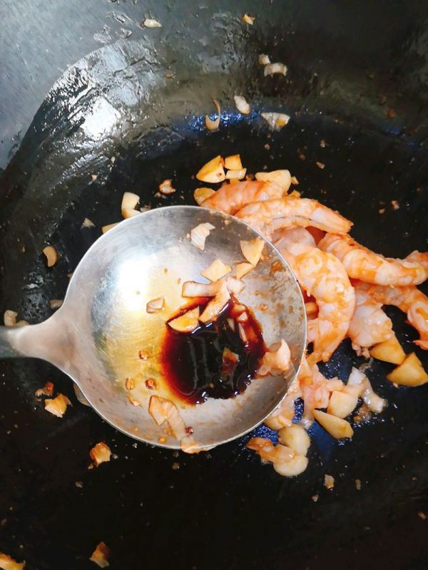 虾仁裙带菜豆腐汤