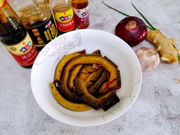 家常菜红烧黄鳝鹌鹑蛋