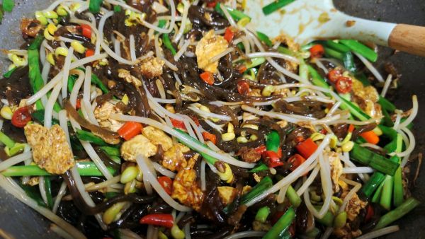 韮菜鸡蛋豆芽炒粉条