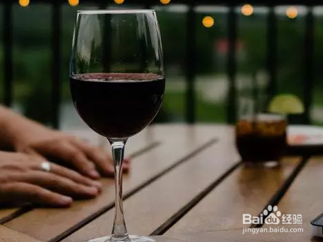 品酒师如何品尝红葡萄酒