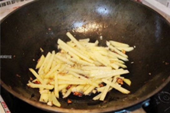 蒜味香芹土豆丝