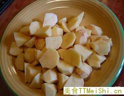 香辣排骨焖土豆的做法
