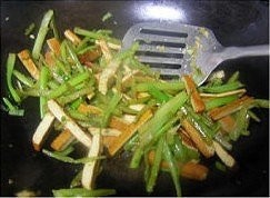 芹菜炒香干的制作方法