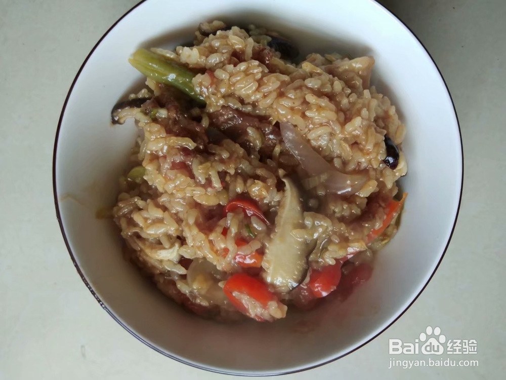 电饭煲制作美味的煲仔饭