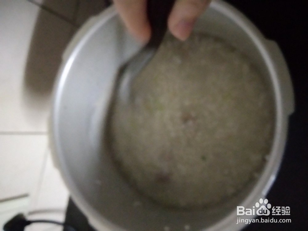 家庭如何制作瘦肉皮蛋粥？