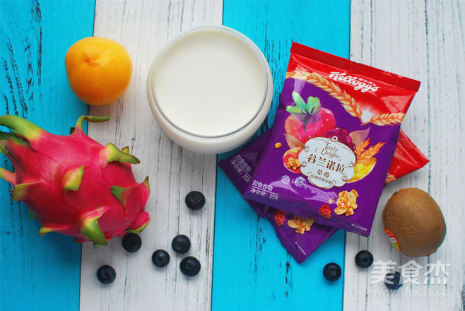 杂锦水果谷物酸奶