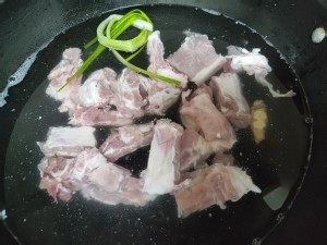 养生食补玉米冬瓜排骨汤的做法